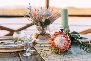 wunderschöne Königsprotea als Tischdekoration auf einer Hochzeit in Afrika