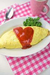 ケチャップでハートマークが描かれたオムライス