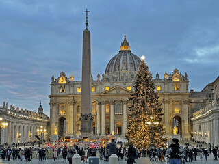 Roma, piazza San Pietro a tramonto a Natale