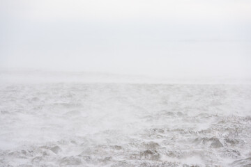 Dichtes Schneetreiben auf der Hochebene Mosfellsheiði nahe dem Nationalpark Þingvellir in Island. / Heavy snow on the Mosfellsheiði plateau near the Þingvellir National Park in Iceland