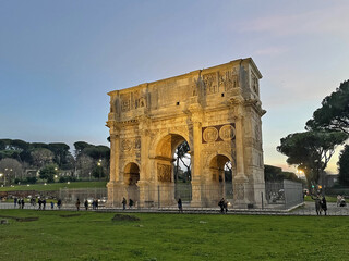 Fototapeta na wymiar Roma, l'arco di Costantino al tramonto