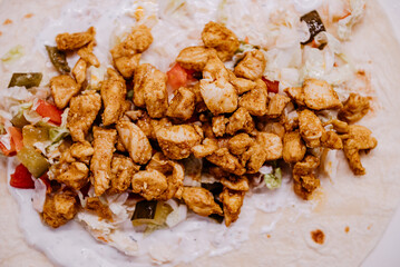 przyrumienione mięso. z kurczaka