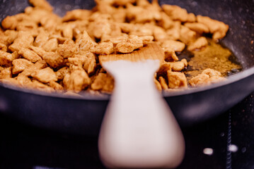 przyrumienione mięso. z kurczaka