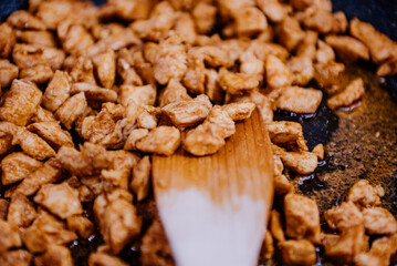 przyrumienione mięso. z kurczaka