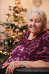 Seniorin am Weihnachtsbaum