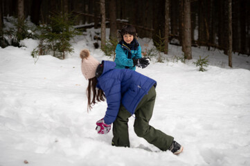 Fototapeta na wymiar Children in the snow