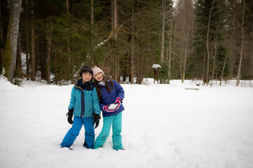 Fototapeta na wymiar Children in the snow