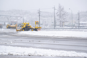 除雪作業中の除雪車　