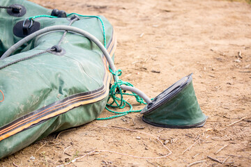 Pump the inflatable boat, pump the leg