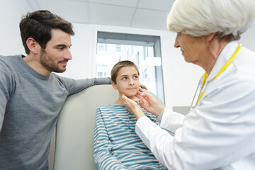 Obraz premium father and son visiting female pediatrician