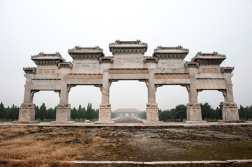 Fototapeta premium The carving art on the stone archway in front of the tomb of the emperor of the Qing Dynasty