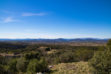 Paysage autour du Ch&acirc;teau d&rsquo;All&egrave;gre sur le flanc du Mont Bouquet (Occitanie, France)