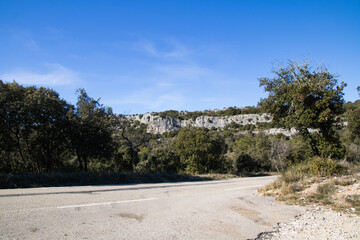 Paysage autour du Château d’Allègre sur le flanc du Mont Bouquet (Occitanie, France)