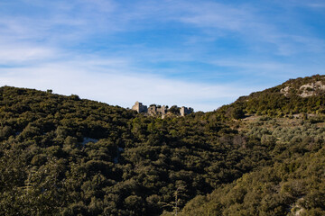 Vue sur les ruines du Château d’Allègre sur le flanc du Mont Bouquet (Occitanie, France)