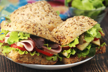 Sandwiches with whole grain bread, ham and vegetables
