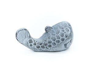 돌을 조각하여 만든 물고기 스타일의 펜 받침대