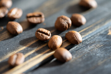 Kaffeebohnen auf einem dunklen Holzuntergrund