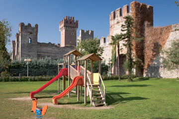 Lazise, Verona. Gioco per giardino sullo sfondo del Castello Scaligero