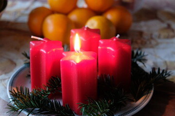 FU 2021-11-28 Advent 5 Am Adventskranz brennt eine rote Kerze