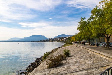 Fototapeta na wymiar Vue sur la ville de Neuchâtel depuis le bord du lac (Canton de Neuchâtel, Suisse)