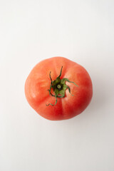 白背景に置かれたトマト