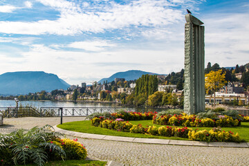 Vue sur la ville de Neuchâtel depuis le bord du lac (Canton de Neuchâtel, Suisse)