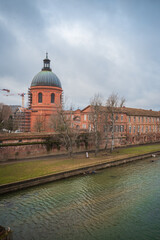 Naklejka premium Garonne river and Dome of the 'Hopital de la Grave' at dusk in Toulouse, France