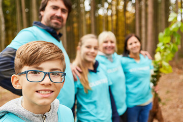 Junge und Familie als Umweltschützer und Helfer im Wald