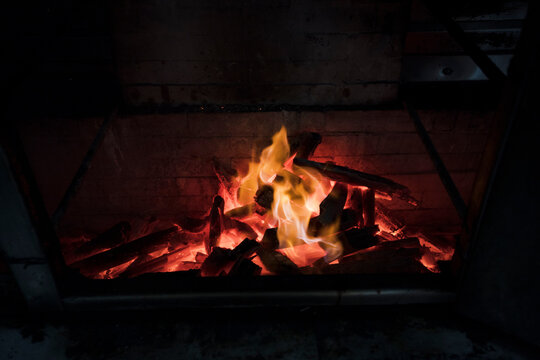 forno fogo lenha pizza assado chama brasa carvão incandescente