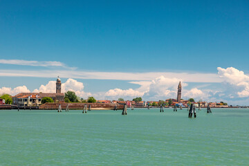Panorama von der Insel Burano mit dem schiefen Turm Chiesa di San Martino bei Venedig - obrazy, fototapety, plakaty