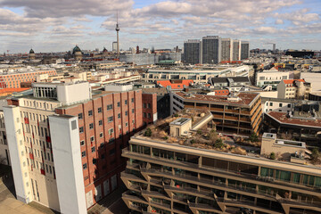 Fototapeta premium Urbane Vielfalt; Berliner Mischung von Wohnen und Gewerbe an der Mauerstraße