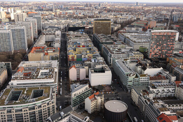 Berlin aus der Luft; Blick entlang der Koch-und Zimmerstraße über Checkpoint Charlie nach Osten