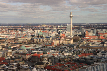 Obraz premium Berlin aus der Luft; Historisches Stadtzentrum mit Gendarmenmarkt, Dom, Marienkirche, Schloss, Rathaus und Nikolaikirche