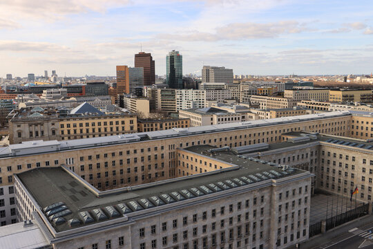 Architektur als Ausdruck der Macht; Ehemaliges Reichsluftfahrtministerium an der Berliner Wilhelmstraße, im Hintergrund der Potsdamer Platz