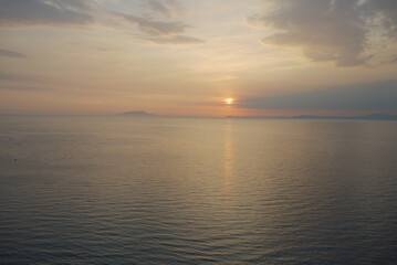 Fototapeta premium солнечный закат на море в серо-розовых тонах