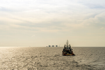 Obraz premium An offshore anchor handling tug boat sailing at offshore oil field