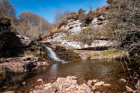 Ribeiro de água com pequena queda de água entre as pedras na montanha de Artzamendi em Itxassou no País Basco