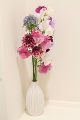 春の花束（スイートピー、アリウム、スカビオサ）