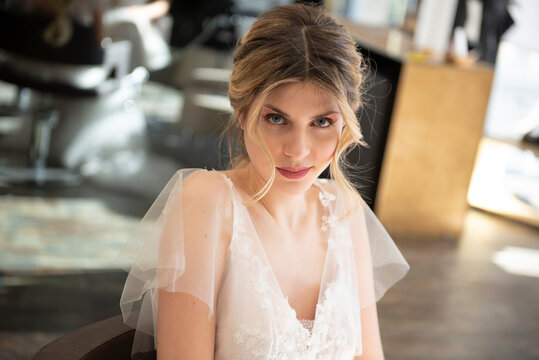 bellissima modella con acconciatura e in abito da sposa con capelli biondi e occhi azzurri