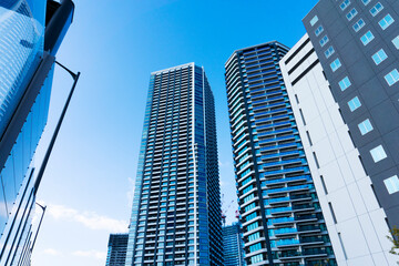 Exterior of high-rise condominium and refreshing blue sky scenery_sky_43