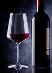  Rotwein Glas und Flasche 