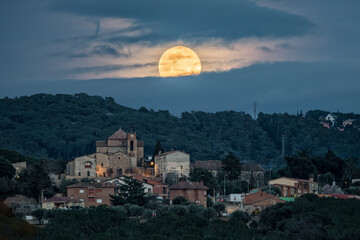 Salida de luna sobre Sant Pere de Bigues - obrazy, fototapety, plakaty