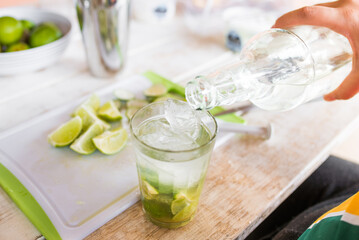 Preparando caipirinha / caipivodka / caipiroska - Adicionando a cachaça