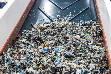 the conveyor for shredding and recycling of waste