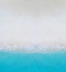 Fototapeten Wasser im Meer im Sommer von oben. Tolle Reflexionstextur. Idyllischer Strand. © Igor