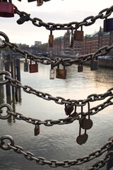 Liebesschlösser an einer Brücke in Hamburg