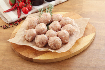 Raw chicken meatballs for cooking