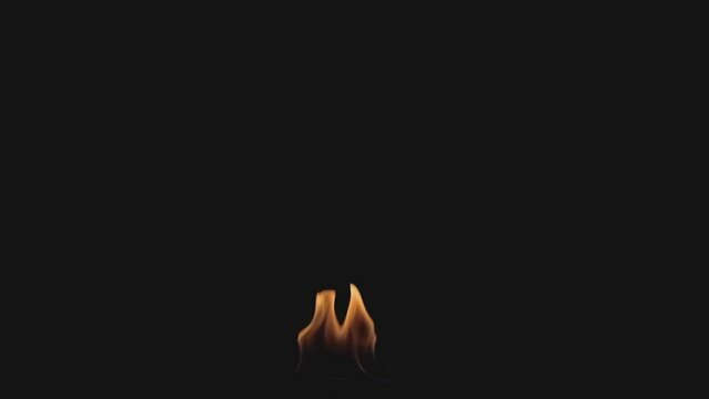 Feuerflamme vor schwarz in slow motion kleine Flamme