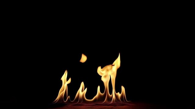 Helles Feuer in Slow motion vor dunklem Hintergrund - Grillen und Barbeque