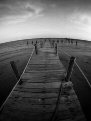 Obraz premium wooden bridge over the sea